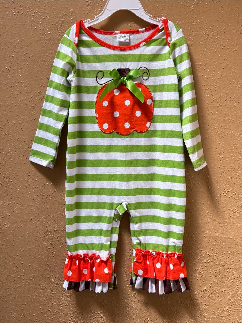 Adorable Pumpkin Appliqué Ruffle Romper – Perfect for Fall & Thanksgiving! 🎃✨